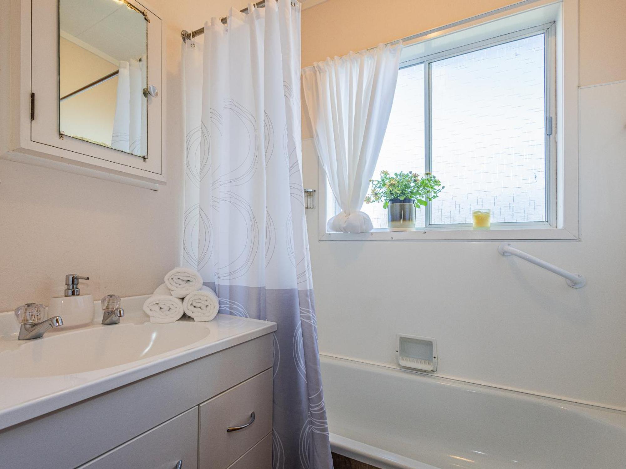 Central Riverside Retreat - Taupo Holiday Home 外观 照片