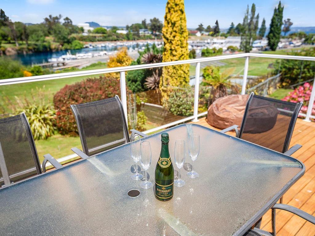 Central Riverside Retreat - Taupo Holiday Home 外观 照片