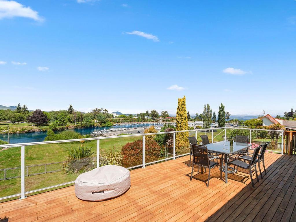Central Riverside Retreat - Taupo Holiday Home 外观 照片