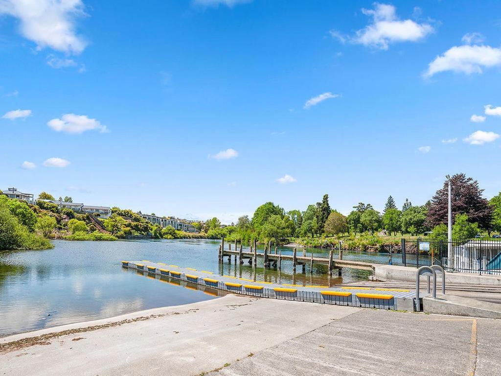 Central Riverside Retreat - Taupo Holiday Home 外观 照片