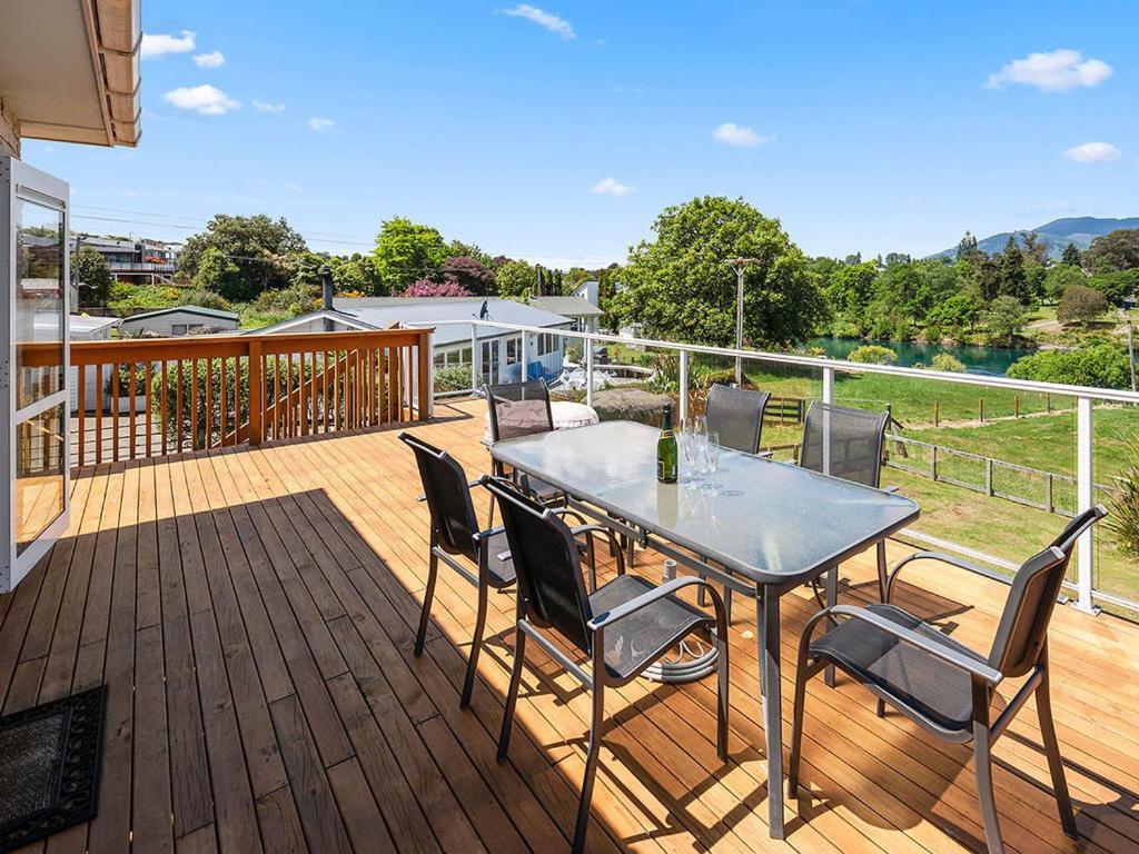 Central Riverside Retreat - Taupo Holiday Home 外观 照片