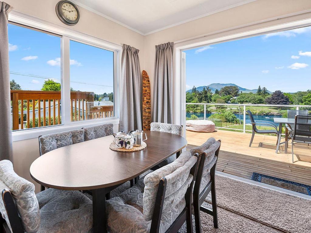 Central Riverside Retreat - Taupo Holiday Home 外观 照片